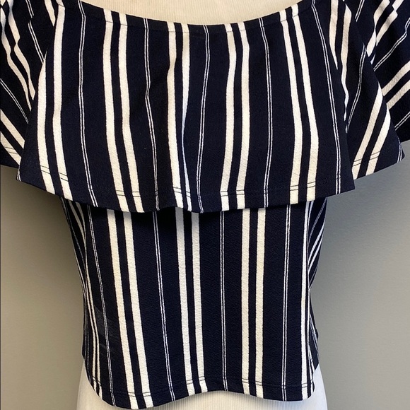 AKIRA White and Black Ruffled Flutter Sleeve Crop Top - Picture 5 of 7